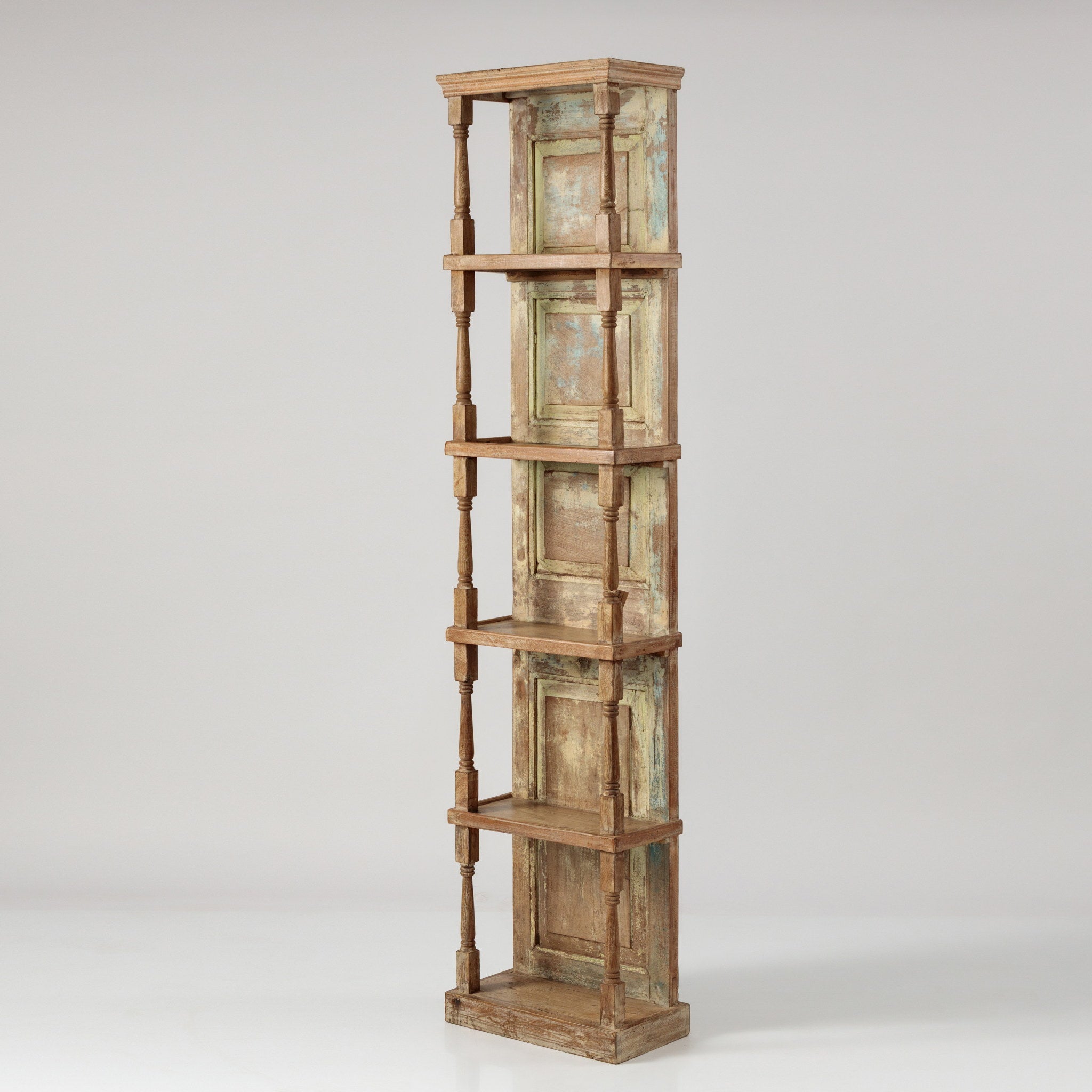Mobilier Vertical cu Rafturi