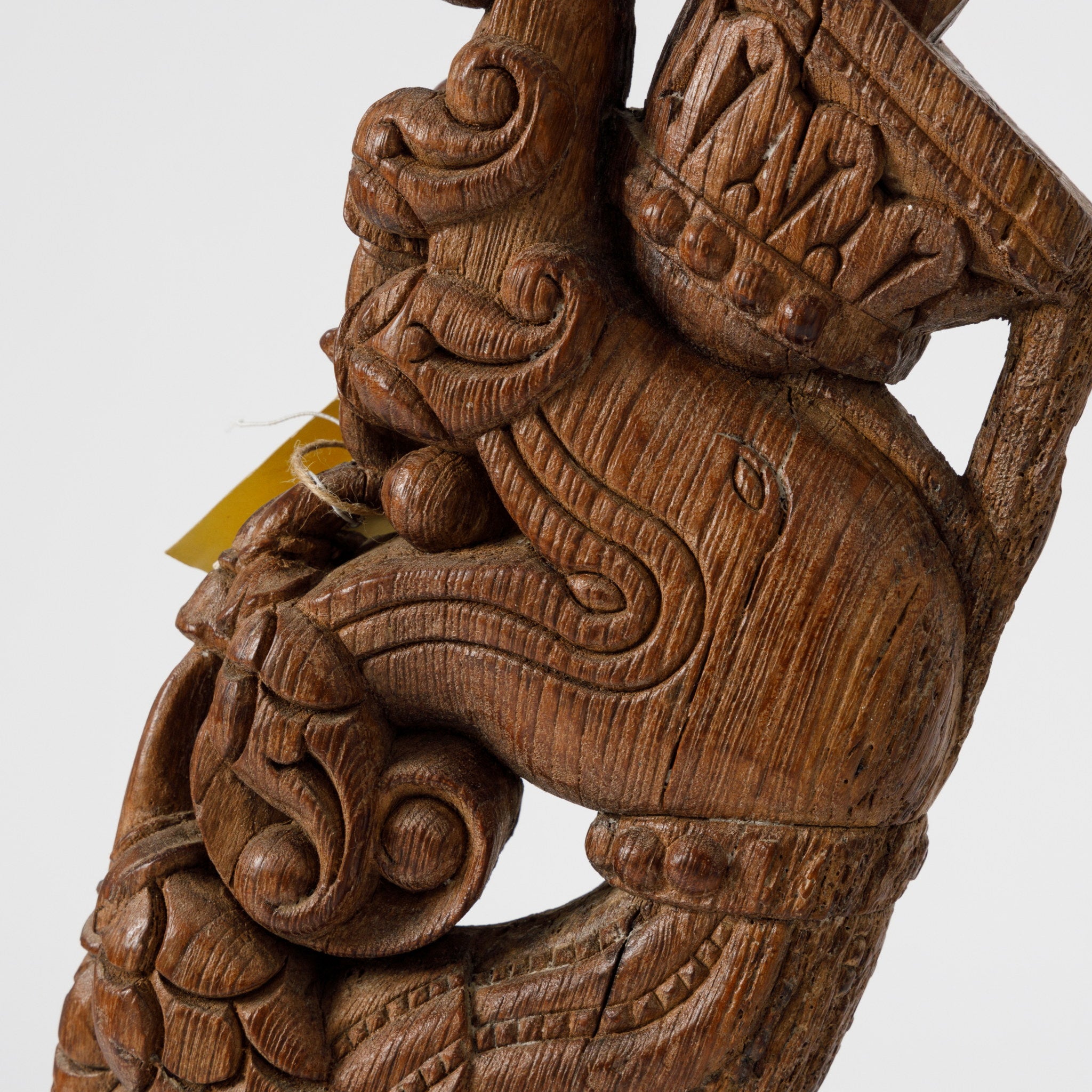 Decoratiune din Lemn Sculptat