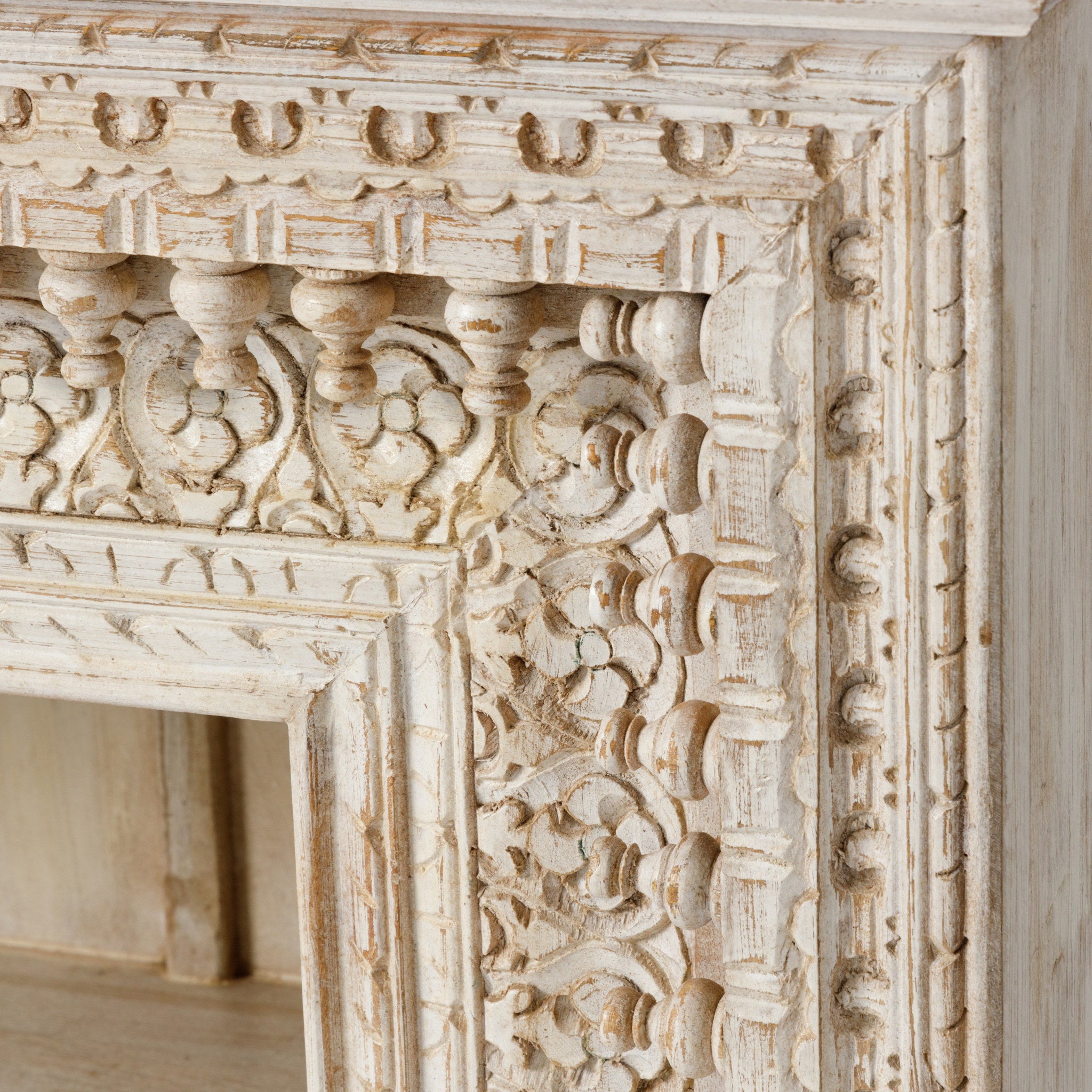 Comoda Deschisa din Lemn Sculptat